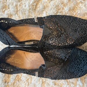 TOMS Women's Elegant Black Lace Flats